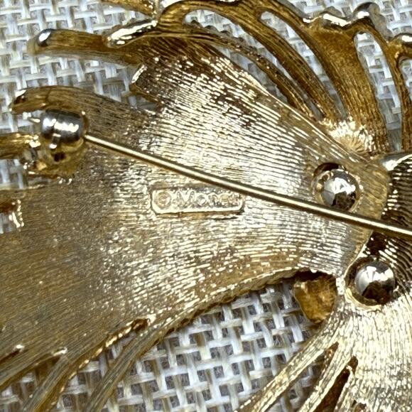 Vintage Monet Gold Tone Mirador Rope Waterfall Swirl Knot Signed Brooch - Picture 5 of 6
